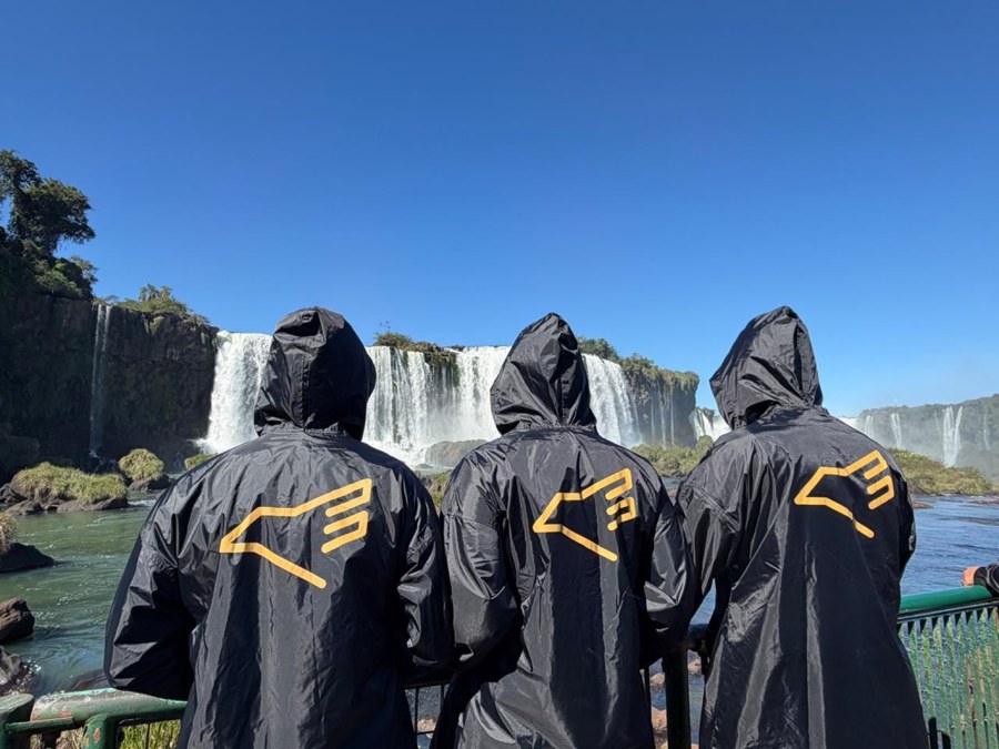 Equipe da Montu Corretora diante das Cataratas do Iguaçu, durante a convenção Oásis produzida pela Tosta PR