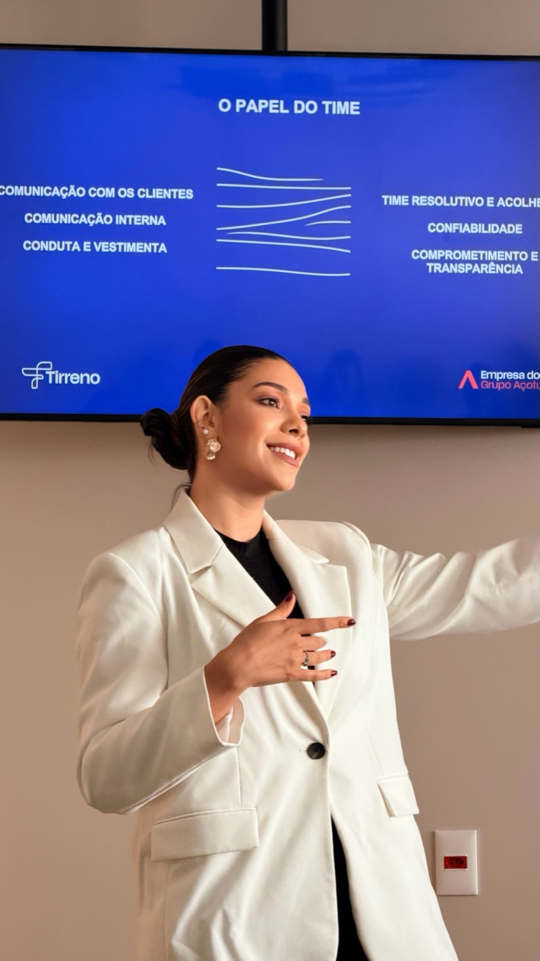 Larissa Tosta em palestra sobre o papel do time na comunicação